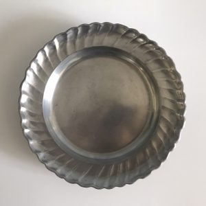 Díszes szélű, nagy, fodros, fényes, antik óntányér (28 cm)