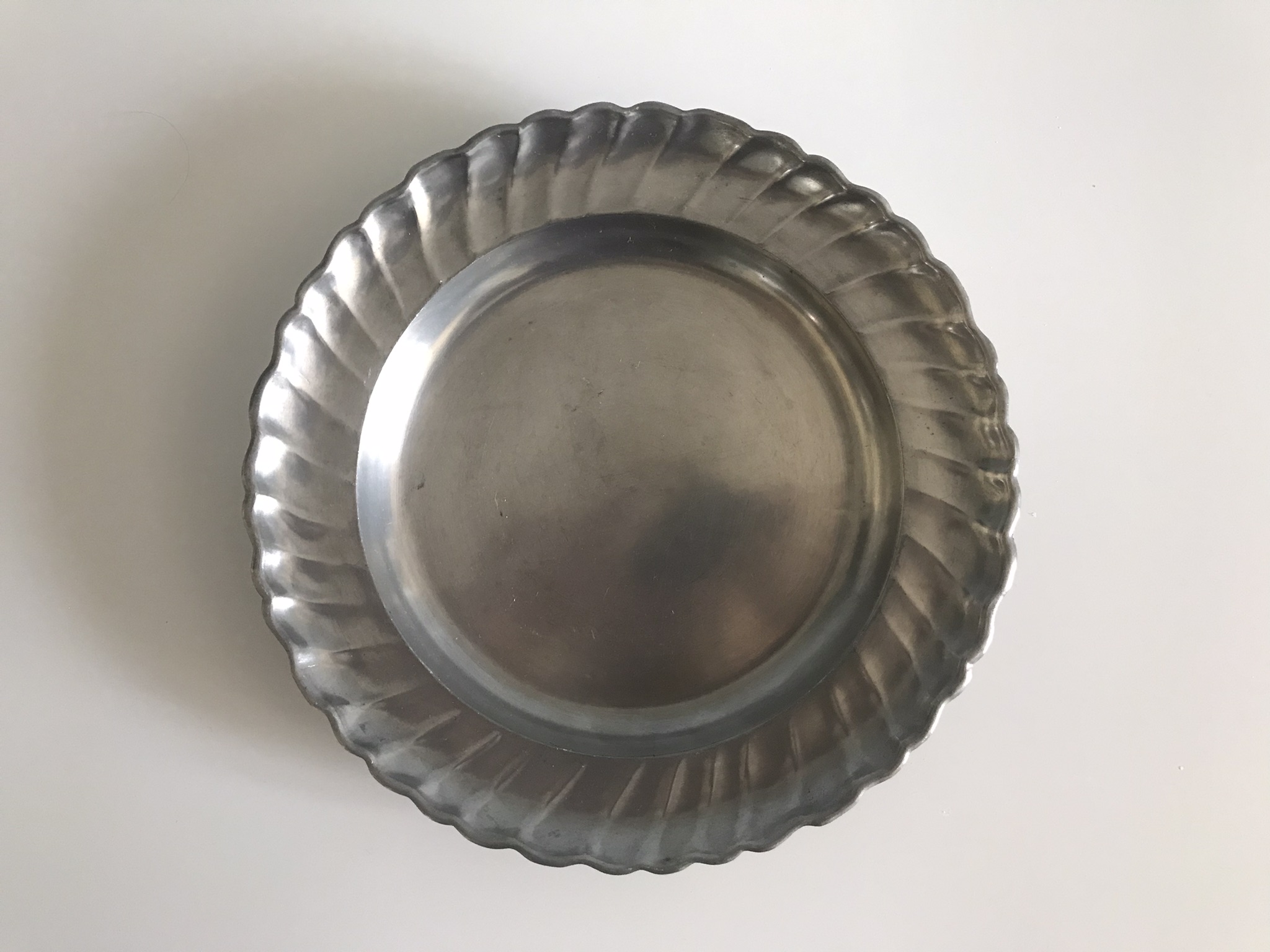 Díszes szélű, nagy, fodros, fényes, antik óntányér (28 cm)