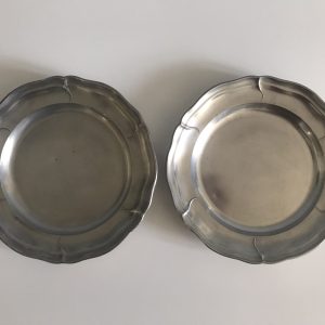 Díszes szélű, fényes, antik óntányérok, 2 db (23 cm)