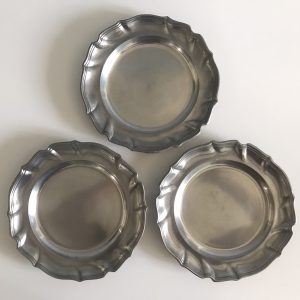 Díszes szélű, fényes, antik óntányérok, 3 db (23 cm)