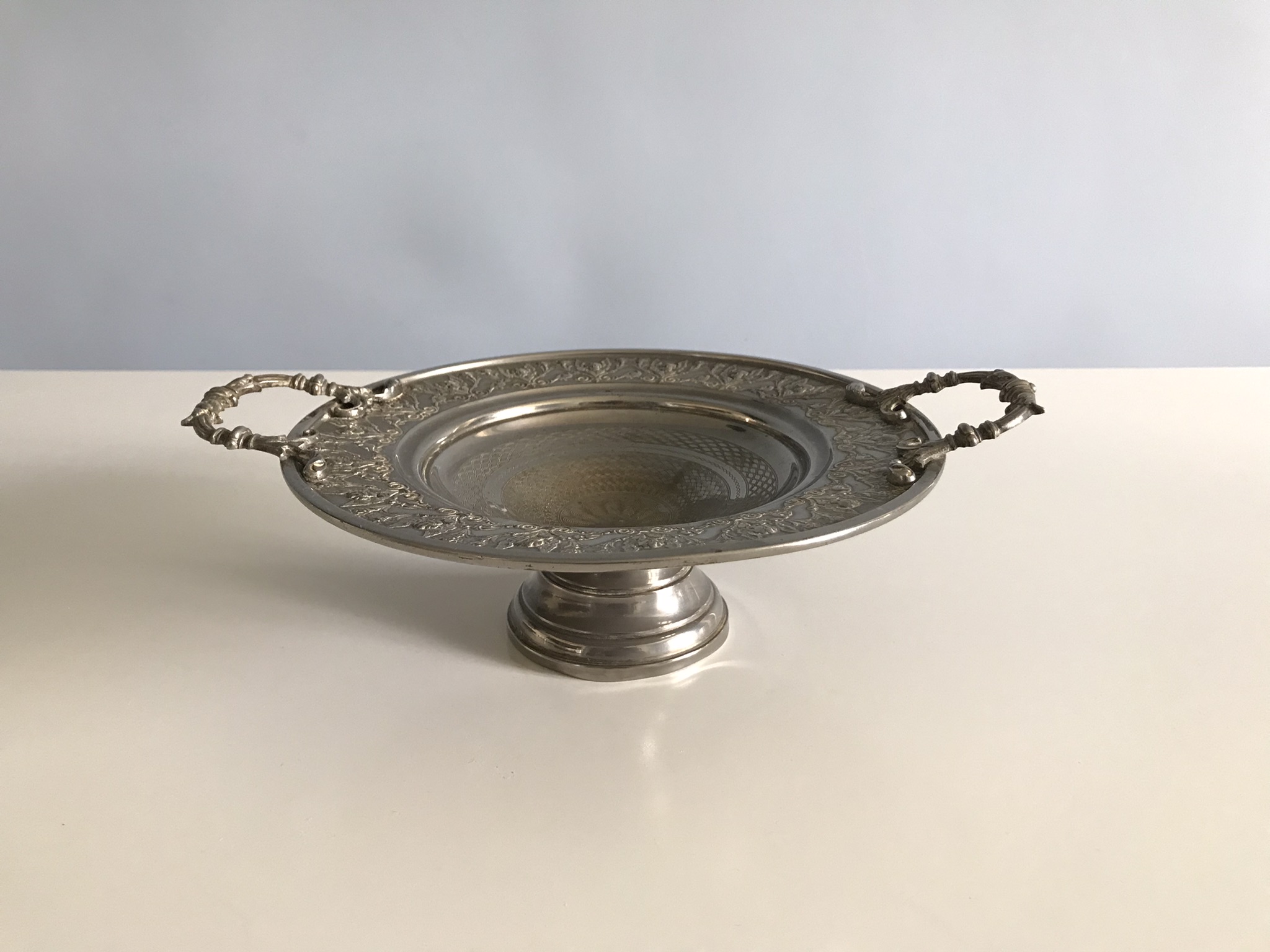 Barokk mintájú, talpas fémtál/kínáló/asztalközép (31 x 24 cm)