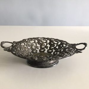 Áttört mintájú, patinás fémtál/kínáló/asztalközép (30 x 20 cm)