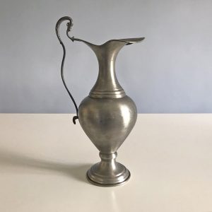 Díszes, nagy ón kancsó, boroskancsó (43 cm)