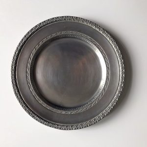 Díszes peremű óntányér (23 cm)
