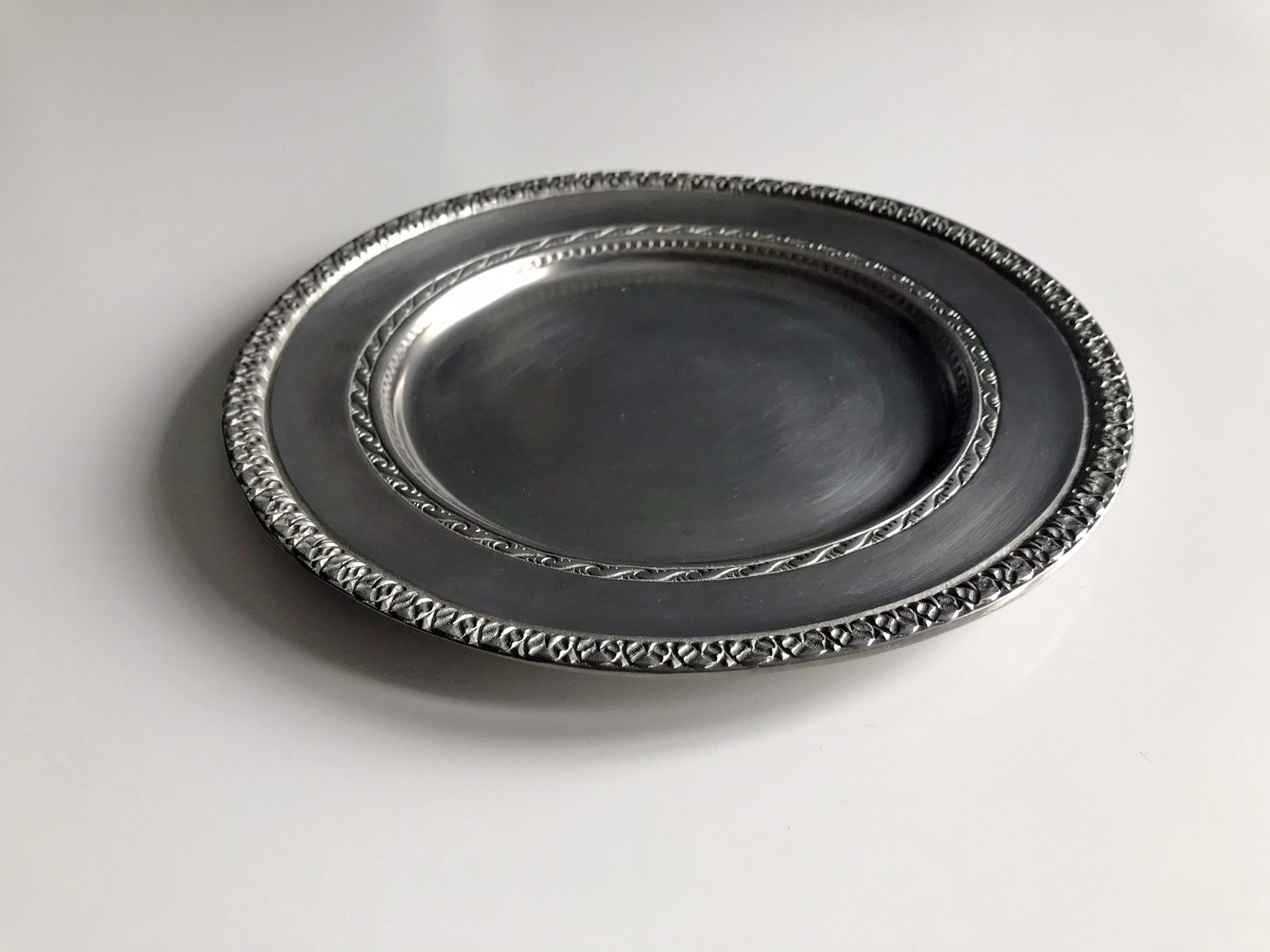 Díszes peremű óntányér (23 cm) - Image 3