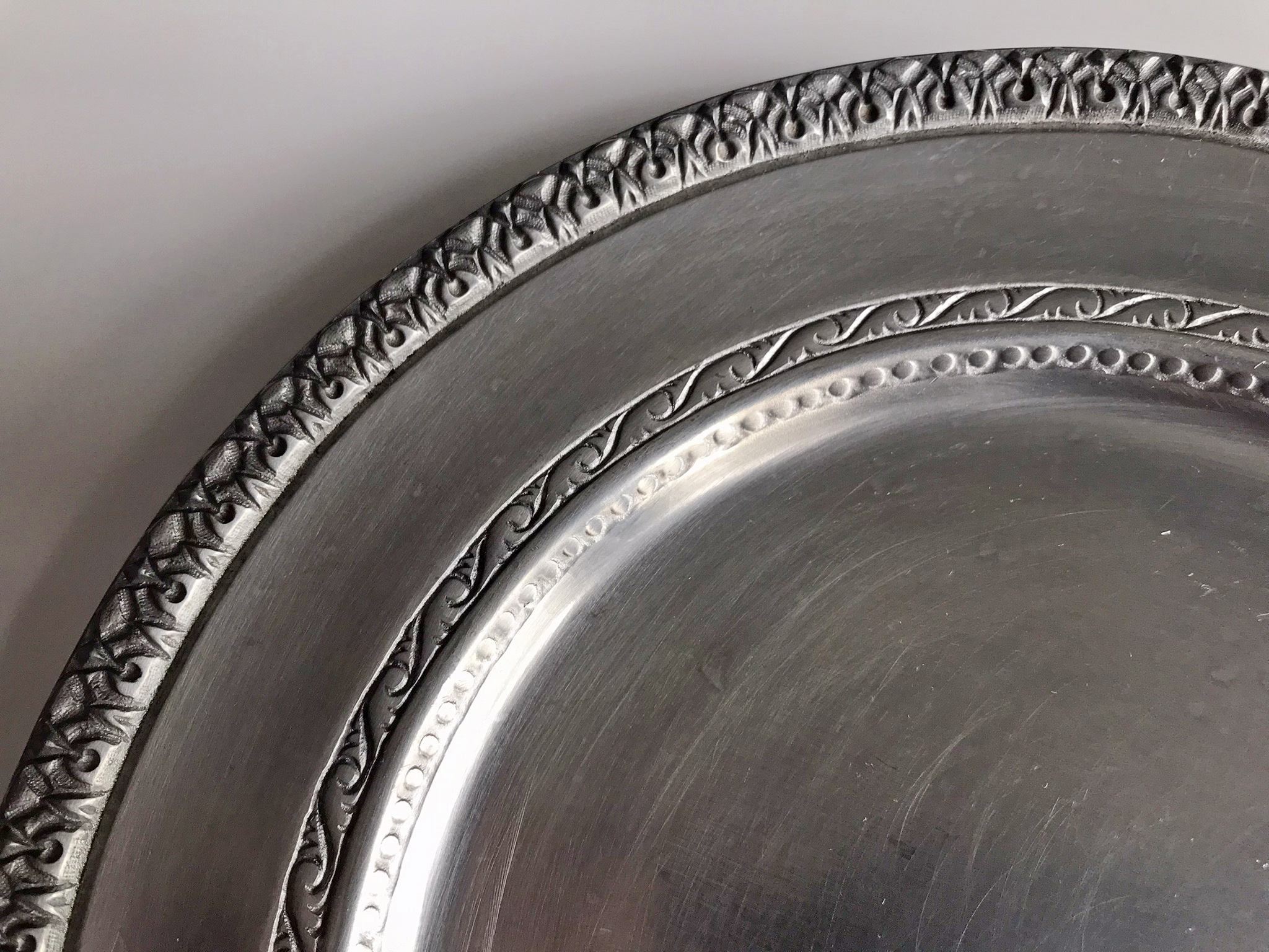 Díszes peremű óntányér (23 cm) - Image 4