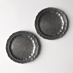 Díszes kis óntányérok, 2 db (12 cm)