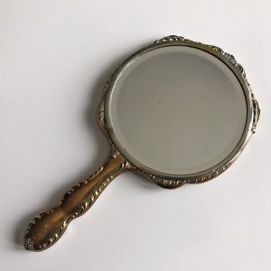 Antik, barokk mintájú, aranyozott hatású, fém kézitükör (24 x 13 cm)