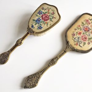 Antik, barokk mintájú, áttört, filigrán díszítésű aranyozott hatású, fém pipere szett: kézitükör és hajkefe