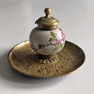 Díszes réz-porcelán tintatartó (14 x 9 cm)