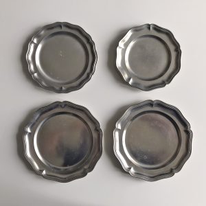 Tányérok, fodros szélű, fényes, ónból - 4 db (2x 18 és 2x 16 cm)