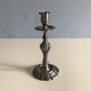 Díszes ón gyertyatartó (23 x 11 cm)