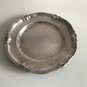 Barokk mintájú, ezüstözött alpakkatálca (32 cm)