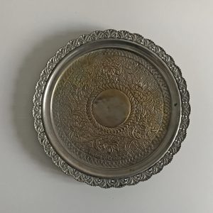 Áttört fémtálca (32,5 cm)