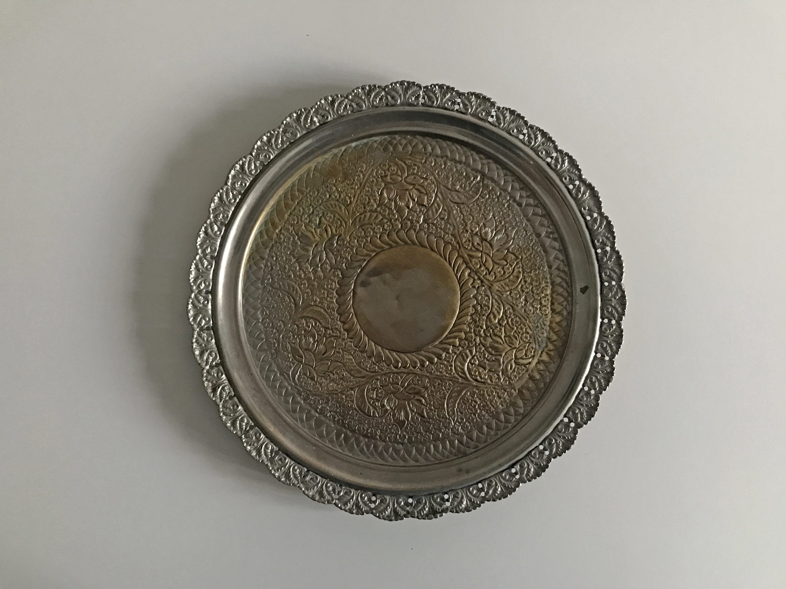 Áttört fémtálca (32,5 cm)