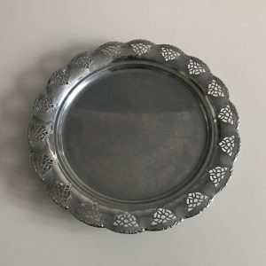 Áttört fémtálca (34 cm)