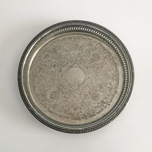 Áttört, kerek, vésett barokk mintájú, ezüstözött fémtálca (30 cm)