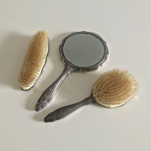 Antik, barokk mintájú, ezüstözött, fém pipere szett: kézitükör és hajkefe és ruhakefe