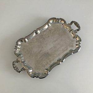 Barokk mintájú, ezüst hatású, nagy fémtálca (60 x 35 cm)