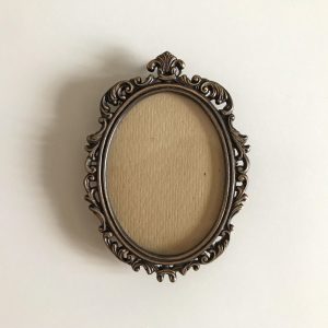 Barokk díszítésű, kis bronz képkeret