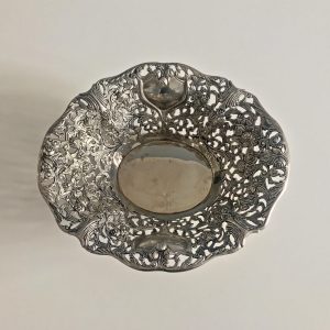 Áttört mintájú, ezüst hatású fémtál/kínáló/asztalközép (31 x 27 x 8 cm)