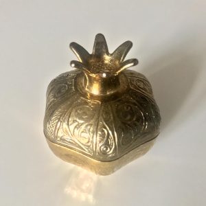 Arany hatású, barokkos mintájú, réz ékszertartó dobozka/pipere tégely (gránátalma formájú)