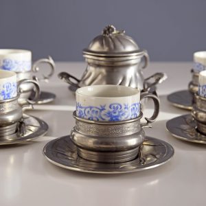 Barokk díszítésű, ón pohártartós porcelán kávéscsésze szett alátéttel és ón cukortartóval eredeti dobozában
