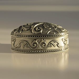 Ékszertartó dobozka, ezüst hatású, indás mintával, ónból