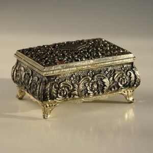 Ékszertartó dobozka, ezüst hatású, barokkos mintával