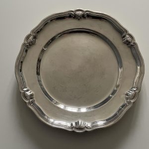 Barokk formájú, kagylós szegélyű, ezüstözött, nagy kerek alpakka tálca (32 cm)