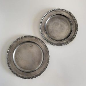 Tányér pár, díszes peremű, fényes ón (24,5 és 22 cm)