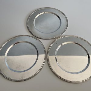 Tányér/tálca, alátéttányér/alaptányér készlet, egyszerűbb formájú, dupla peremű, fényes ezüstözött alpakka (30 cm) - 3 db