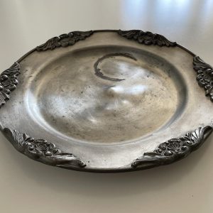 Tányér/tálca, peremén barokk rátétdíszekkel, nagyobb, patinás ón (30,5 cm)