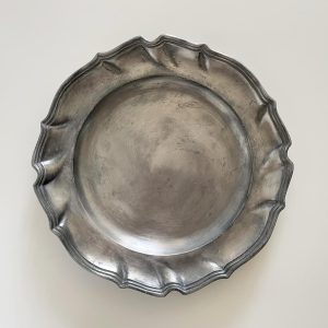 Tányér/tálca, hullámos barokk díszű, nagyobb, patinás ón (30,5 cm)