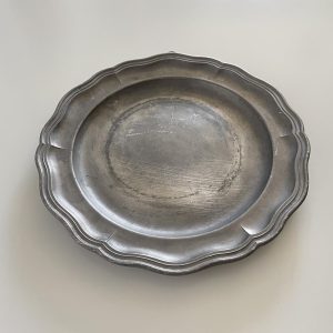 Tányér, fodros szélű, patinás ón (21 cm)