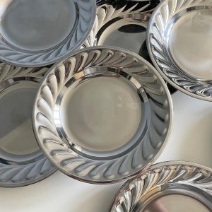 Tányér/tálca készlet, mélyebb, díszesebb szélű, fényes ezüst színű fémből (24 cm) - 12 db