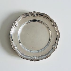 Tálca, barokk formájú, kagylós szegélyű, ezüstözött, nagyobb kerek alpakka (29 cm)