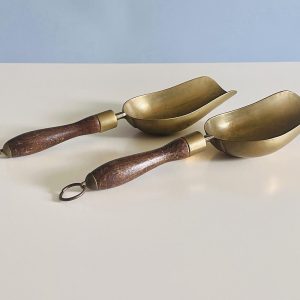 Szatócsbolti antik, fanyelű, réz szedőkanál/szedőlapát/mérőkanál/mérőlapát/adagolólapát/adagolókanál pár