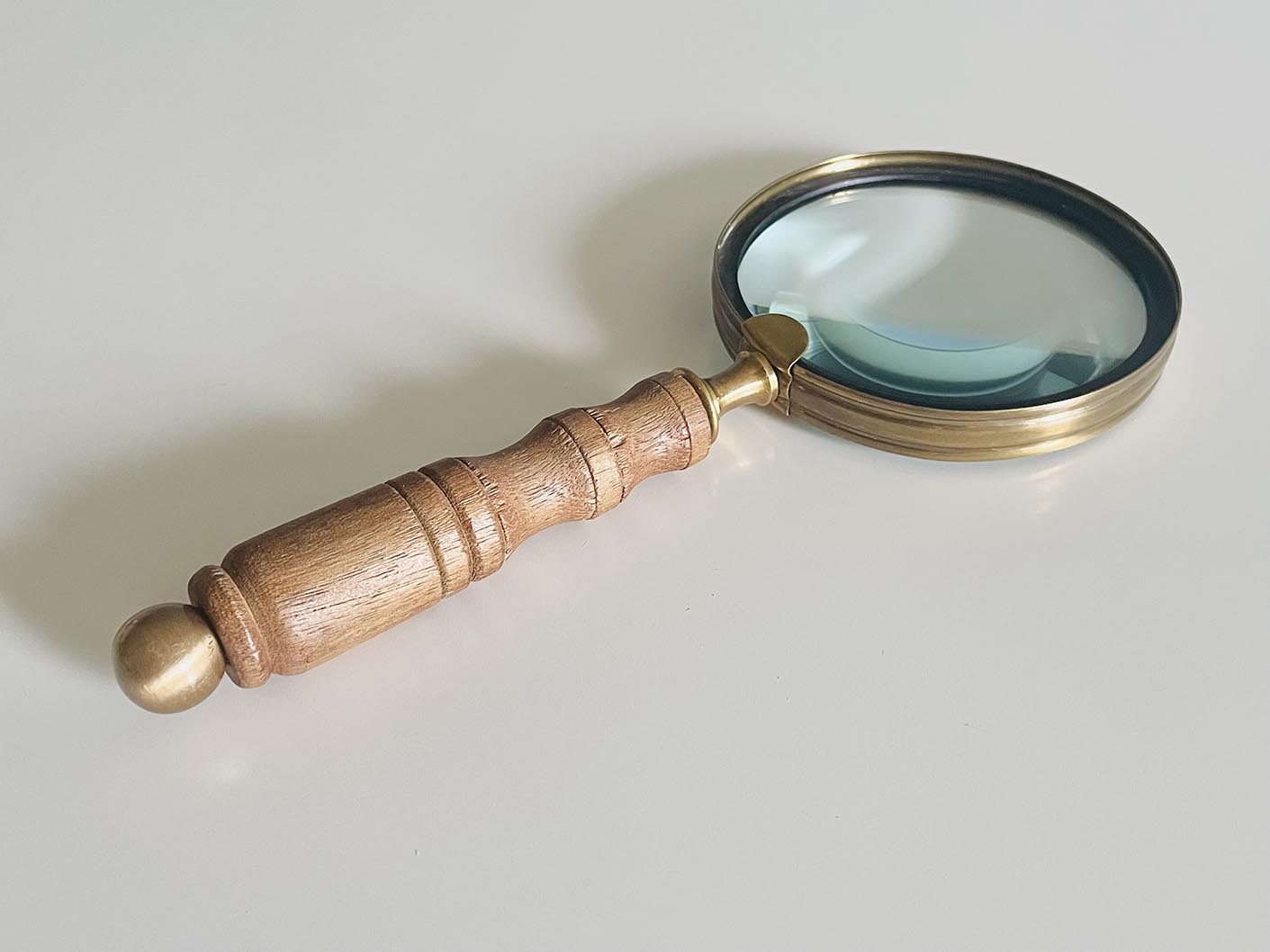 Nagyító - antik jellegű, fa nyéllel rézből (24 cm)