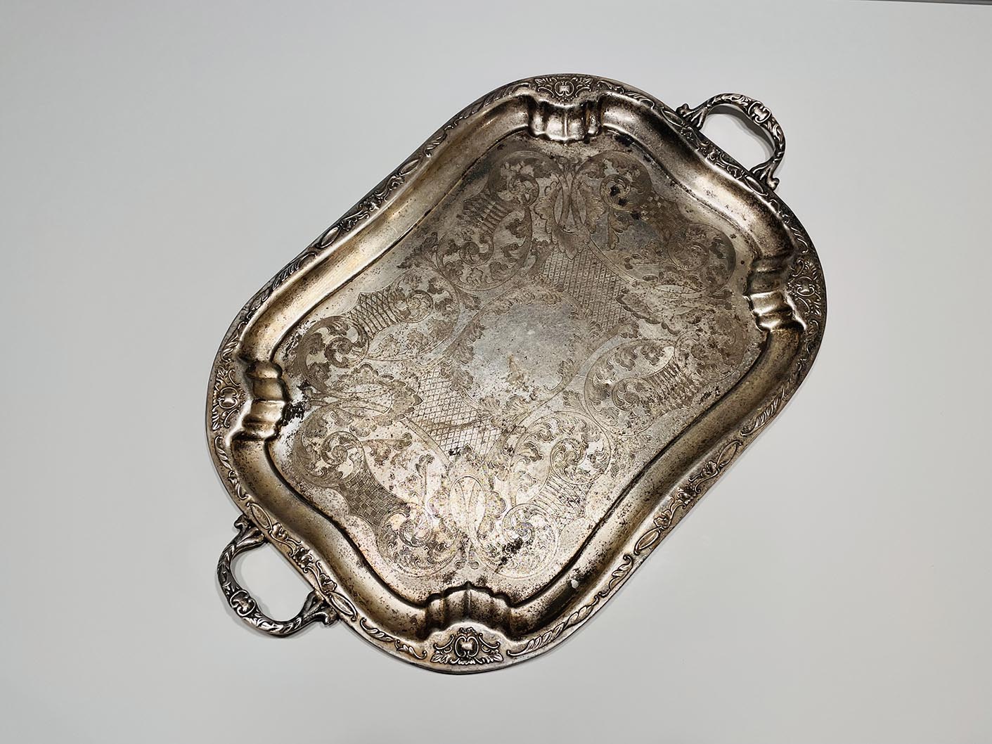 Tálca, hatalmas, patinás, négyzetes, füles, viktoriánus mintájú (73 x 46 cm)