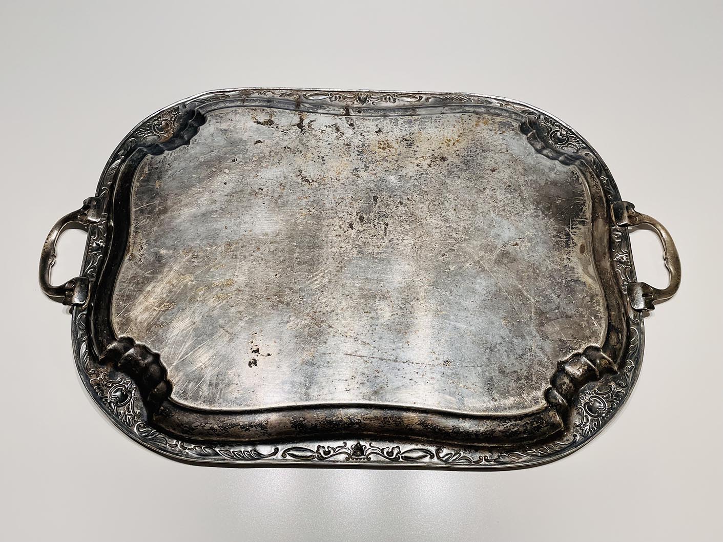 Tálca, hatalmas, patinás, négyzetes, füles, viktoriánus mintájú (73 x 46 cm) - 4. kép