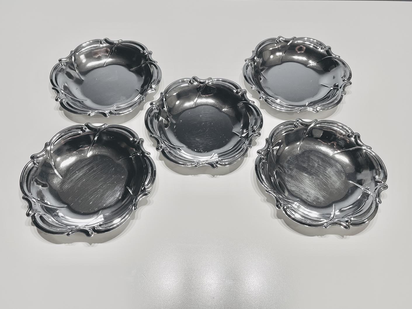 mélytányér/tál készlet, barokk formájú, fényes ezüst színű fémből (25 cm) - 5 db - 3. kép