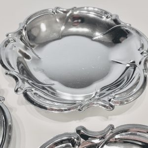 mélytányér/tál készlet, barokk formájú, fényes ezüst színű fémből (25 cm) - 5 db