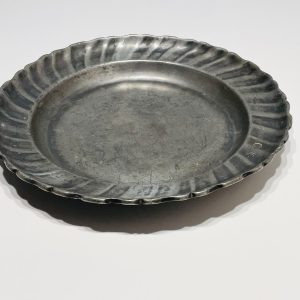 Tányér, fodros szélű, régi patinás ón (28 cm)