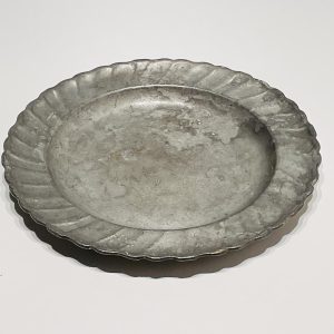 Tányér, fodros szélű, régi patinás ón (22 cm)