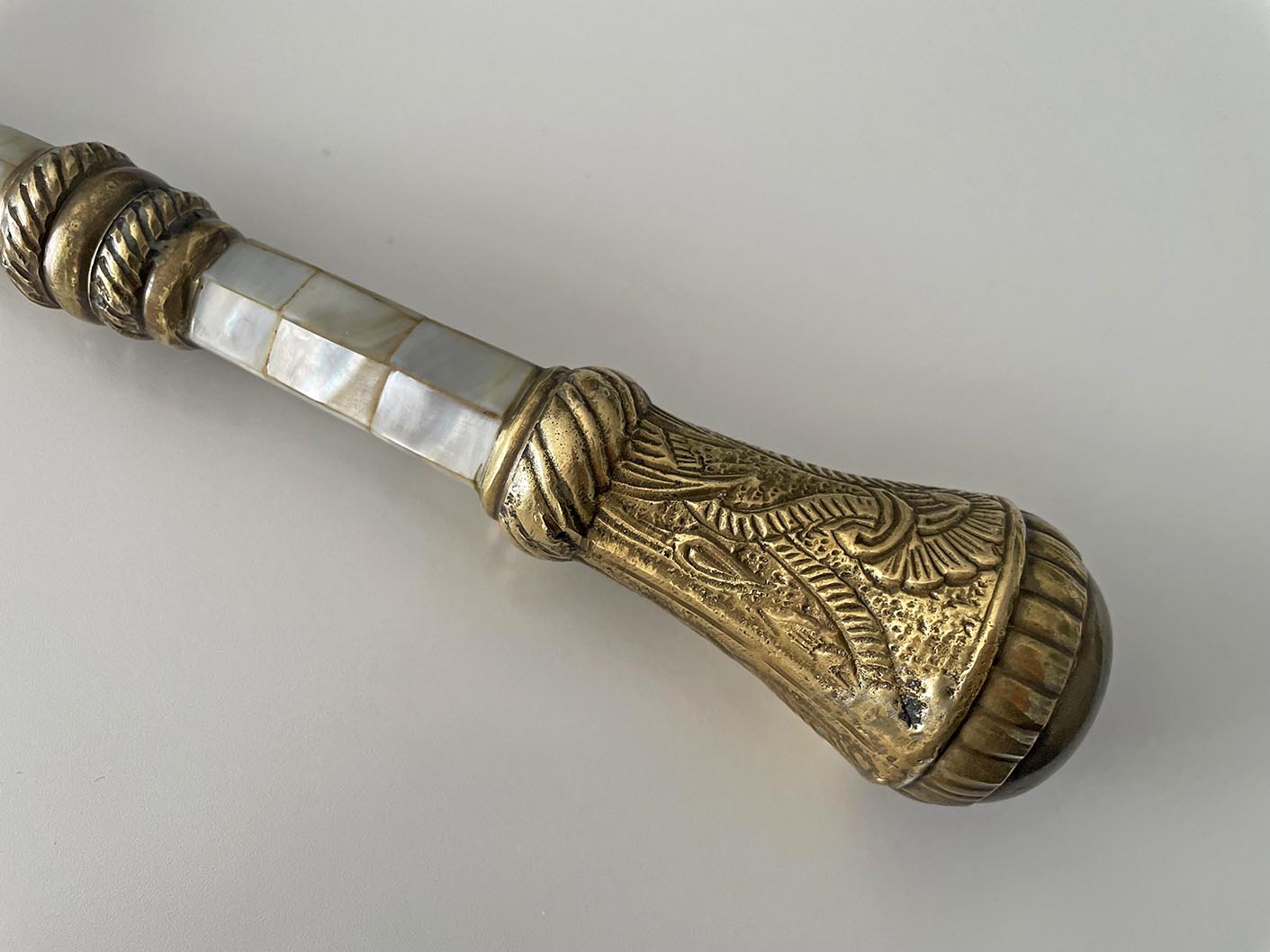 Nagyító - antik, rézből, gyöngyház berakással (11 x 5 cm) - 2. kép