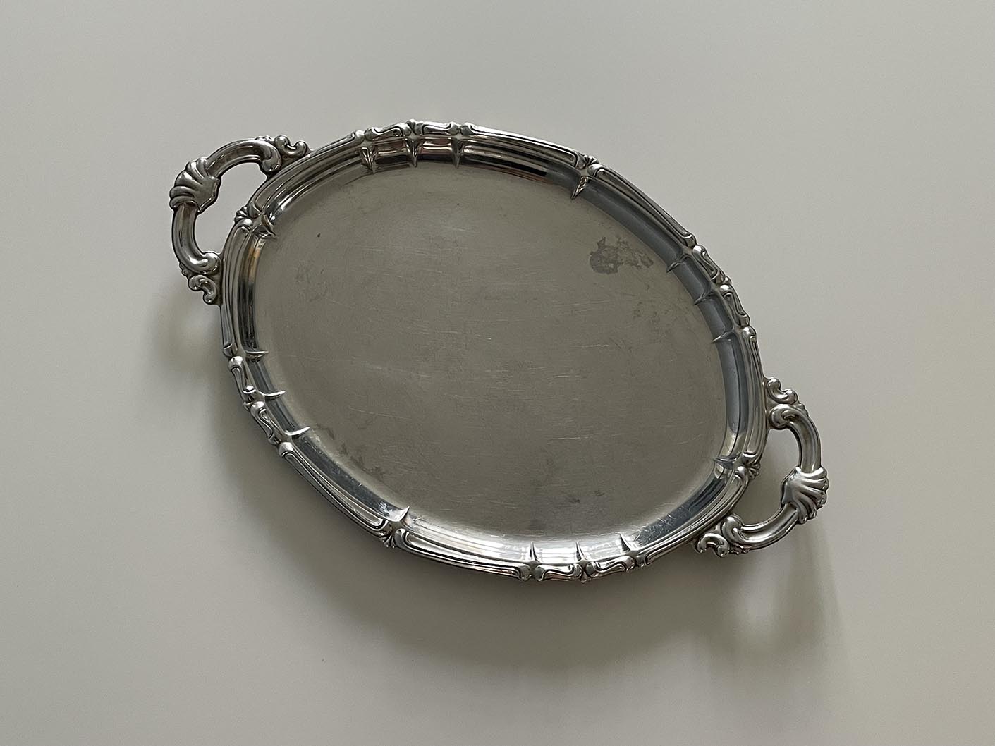 Tálca, hatalmas, ovális, füles, barokk mintájú (64 x 41 cm)